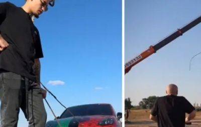 Уничтожил автомобиль, из-за чего нарвался на хейт. Украинский блогер отметился неоднозначным поступком (ВИДЕО) - hochu.ua