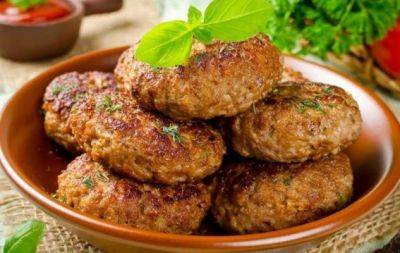 Просто долейте чаю: кулинарный лайфхак, с которым котлеты получаются невероятными - hochu.ua