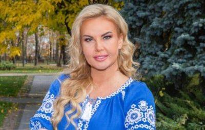 Впечатляющее желто-синее декольте: Камалия удивляет внешним видом на благотворительной встрече с беженцами - hochu.ua - Италия - Пакистан