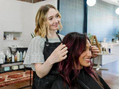 Почему в салонах красоты женщинам советуют короткие стрижки - all-for-woman.com