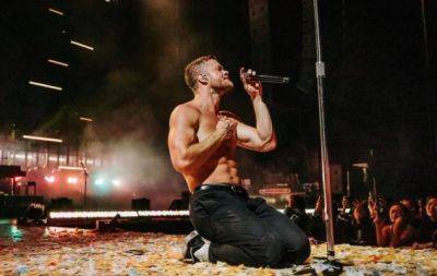 Солист Imagine Dragons расцеловал украинский флаг прямо на сцене (ВИДЕО) - hochu.ua - Украина - Грузия