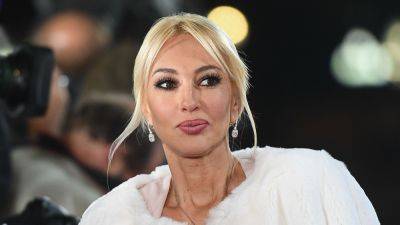 "Нет слов, любоваться можно бесконечно": Лера Кудрявцева показала, как двухлетняя дочь наряжает новогоднюю елку - clutch.net.ua