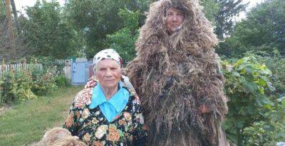 Пережила голодомор и немецкую оккупацию: 102-летняя бабушка плетет для ВСУ маскировочные сетки (ФОТО) - clutch.net.ua - Киев - Россия - Украина - Житомирская обл. - Харьков - Запорожье - Донецкая обл. - Луганская обл. - Николаев