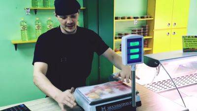 Как обвешивают на рынке с помощью пакета: знай, чтобы не "попасть" на полкило (ФОТО, ВИДЕО) - clutch.net.ua