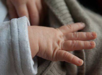 Руки 8-летнего мальчика безостановочно растут: каждая кисть весит по 8 килограммов - clutch.net.ua - Индия