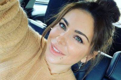 В белоснежном платье из латекса: 42-летняя Ани Лорак прячет беременный живот (ФОТО) - clutch.net.ua - Из
