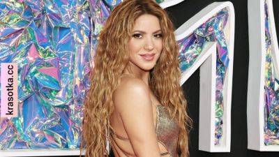 Обворожительная Шакира в золотом платье от Versace для MTV Video Music Awards 2023 - krasotka.cc
