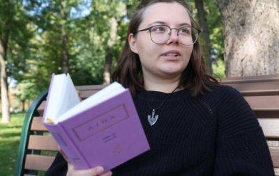 Лина Костенко сделала особый подарок харьковчанке за одиночный пикет против Лободы (ФОТО) - hochu.ua - Харьков