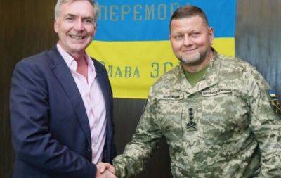 Железный генерал Валерий Залужный поразил своим образом на официальной встрече. Главнокомандующий надел футболку с надписью о россиянах (ФОТО) - hochu.ua - Украина - Англия
