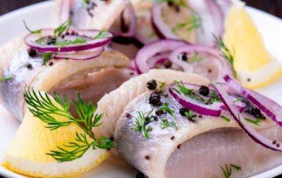 Вкусная экономия: как самостоятельно сделать слабосоленую сельдь (РЕЦЕПТ) - hochu.ua
