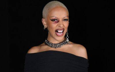 Старший брат жестоко издевался над Doja Cat: певице выбили зубы и оставили следы порезов на теле - hochu.ua - Лос-Анджелес
