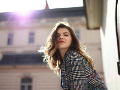 Оттенок волос, который умело замаскирует морщины - all-for-woman.com
