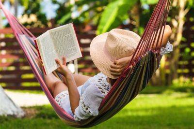 Читай — отдыхай. 6 легких книг на май - miridei.com