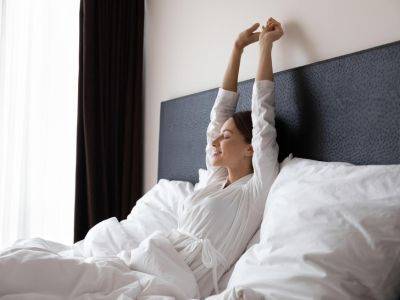 Какая поза для сна испортит вашу кожу - all-for-woman.com